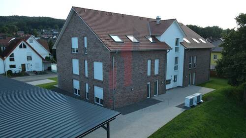 Der Eingangsbereich mit Carport - 