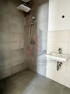 darunter auch das Gäste WC mit eigener Regendusche - 