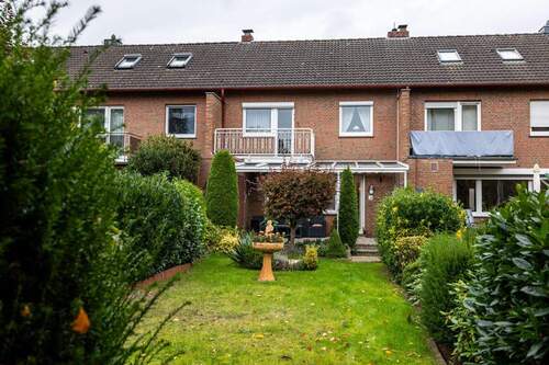 Rückseite - *** RMH - liebevoller GARTEN mit TERRASSE - DACHBODEN + TEILKELLER + GARAGE - 4 ZKB ***