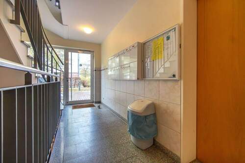 Hauseingangsflur - 2 Zimmer Etagenwohnung zum Kaufen in Berlin