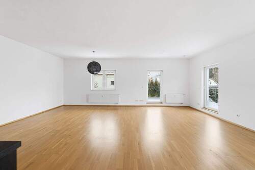 Wohnzimmer mit Wohnküche - 3 Zimmer Etagenwohnung zum Kaufen in Berlin