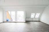 Wohnzimmer mit Balkon - 