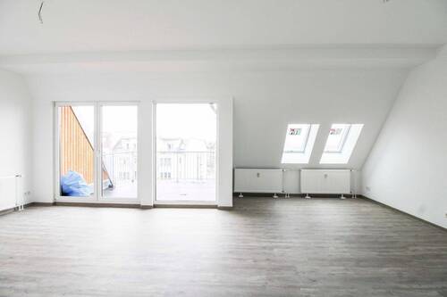 Wohnzimmer mit Balkon - 