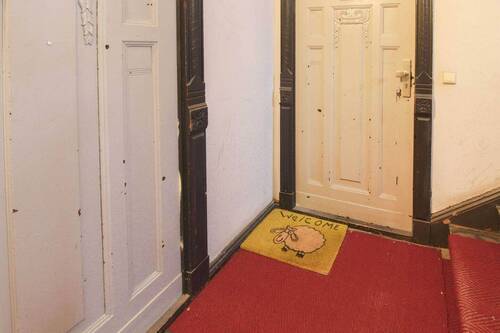 Wohnungstüren und Teppich - 