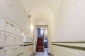 Hauseingang und Treppenhaus - 