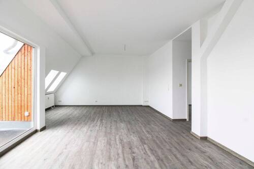 Wohnzimmer - Sofort bezugsfrei: Frisch renovierte Dachgeschosswohnung (ohne Aufzug) im Altbau mit großem Balkon