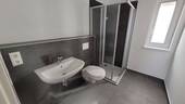 Bad mit Dusche u. Fenster - 