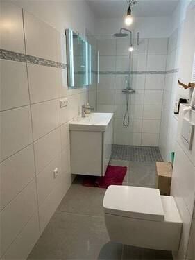 Bad, OG - 5 Zimmer Einfamilienhaus in Wiesbaden