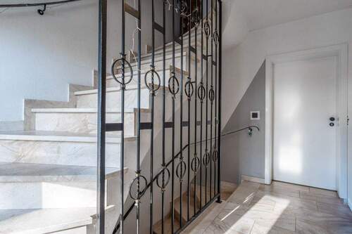 Der Treppenaufgang zur oberen Wohnung - 