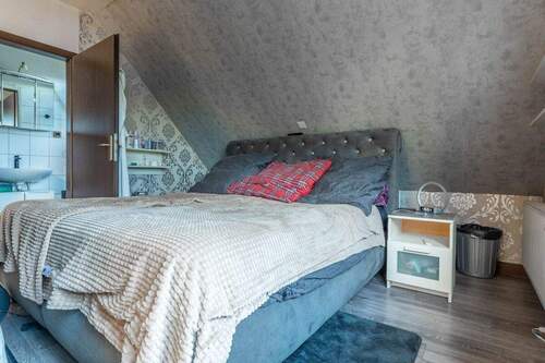 Zusätzlich finden Sie das Hauptschlafzimmer - 