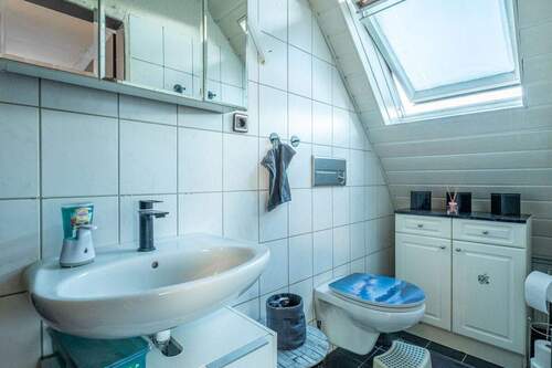 mit angeschlossenem eigenem Badezimmer auf dieser Etage - 