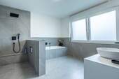 Das sanierte Badezimmer mit Regendusche - 