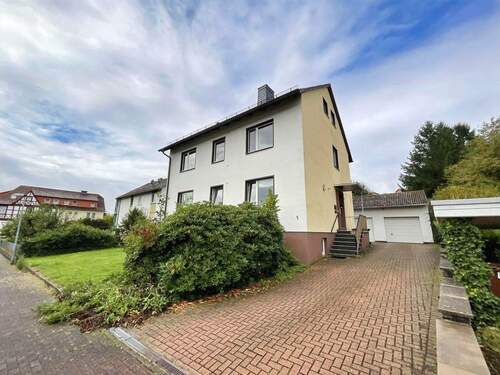 Vorder-/Seitenansicht - 8 Zimmer Mehrfamilienhaus, Wohnhaus zum Kaufen in Helsa