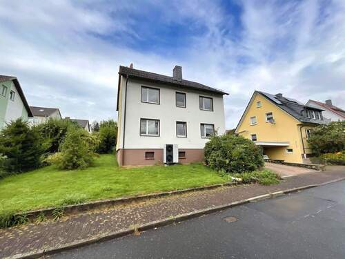 Vorderansicht - 8 Zimmer Mehrfamilienhaus, Wohnhaus in Helsa