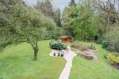 Blick auf Terrasse und Gartenhaus - 