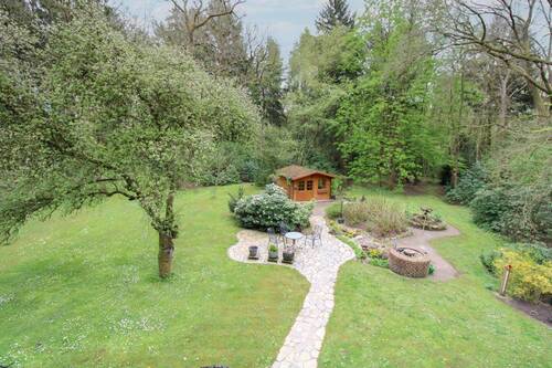 Blick auf Terrasse und Gartenhaus - 