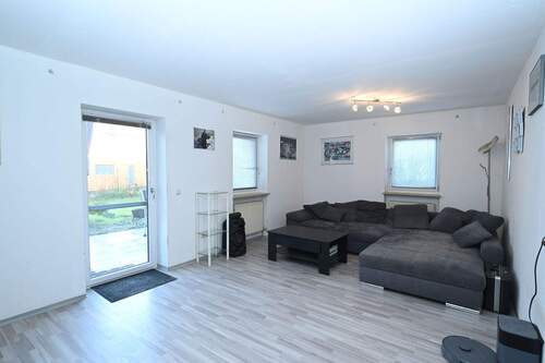 Wohnzimmer mit Terrassenzugang - Doppelhaushälfte mit 92,20 m&sup2; in Mühlhausen zum Kaufen