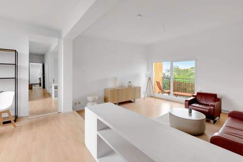 Wohnzimmer - Stilvolle 2-Zi.-DG-Wohnung mit 2 Balkonen in Berlin-Schöneberg