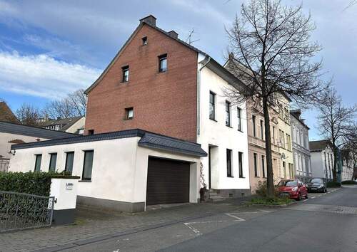 Hausansicht - Reiheneckhaus zentrumsnah mit 2 Wohneinheiten und XXL Garage!