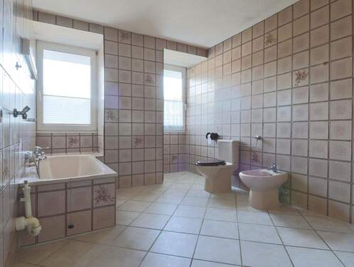 Tageslichtbad mit Badewanne - 