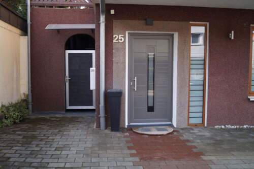 Wohnung und Hauseingang - 