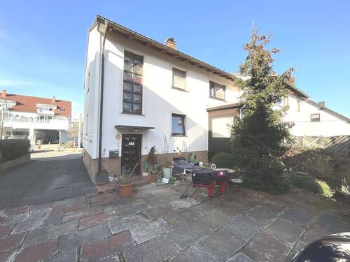 Blick vom Garten mit Eingangsbereich - 8 Zimmer Doppelhaushälfte in Hessisch Lichtenau