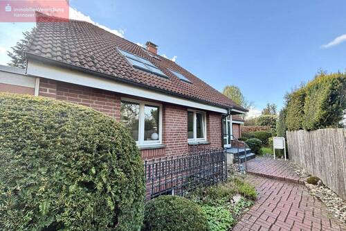 Vorderansicht des Hauses - Gemütliche Wohnung + separates Büro!