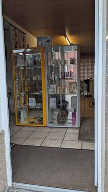 Friseursalon Eingang - 6 Zimmer Mehrfamilienhaus, Wohnhaus in Faßberg