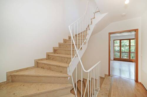 Treppe hinauf zum Dachgeschoss - 