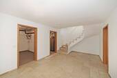Keller mit Blick vom Kellerflur aus zur Treppe - 