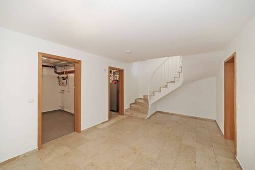Keller mit Blick vom Kellerflur aus zur Treppe - 