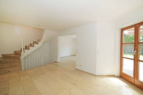 Esszimmer mit Blick zur Treppe und zum Wohnzimmer - 5 Zimmer Doppelhaushälfte in München Hadern