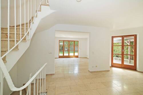 Esszimmer mit Blick zum Wohnzimmer und Treppe ins Obergeschoss - 