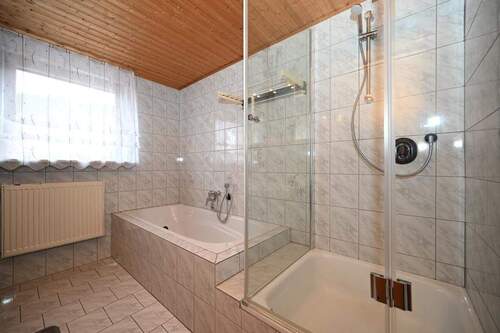 Badezimmer in Vollausstattung - 