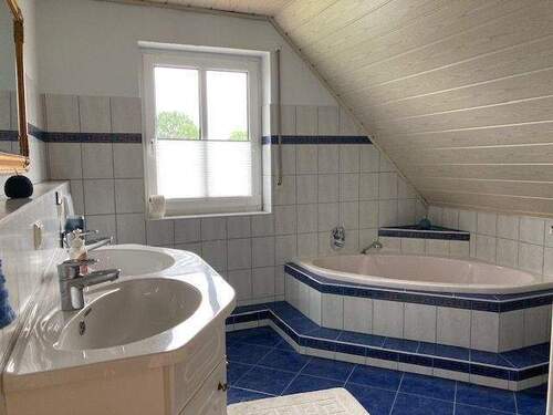 Bad im OG mit Eckwanne - 