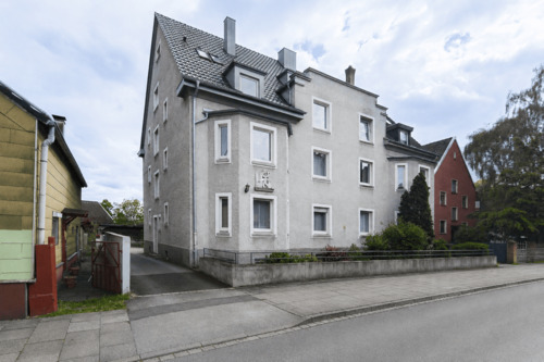 Straßenansicht - Doppelhaushälfte - 5 Einheiten - 2 Garagen - modernisiert