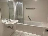 Bad mit Wanne - 2 Zimmer Etagenwohnung in Nürnberg