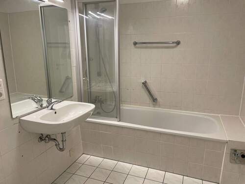 Bad mit Wanne - 2 Zimmer Etagenwohnung in Nürnberg