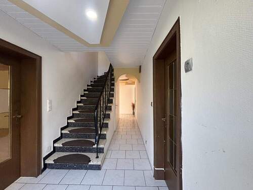 Eingangsbereich - 6 Zimmer Einfamilienhaus zum Kaufen in Warstein