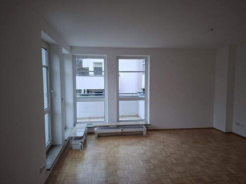 Wohnzimmer mit Zugang zum Balkon - 3 Zimmer Etagenwohnung in Stralsund