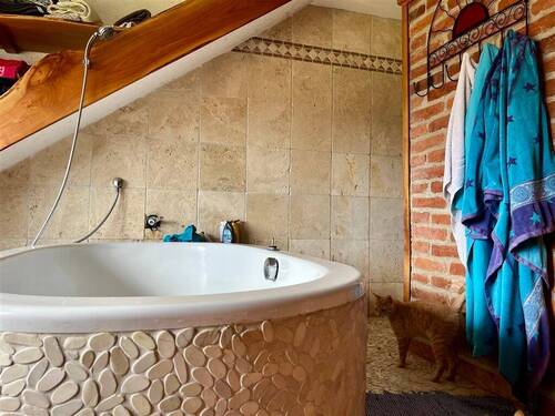 Badezimmer mit Steinfliesen - 