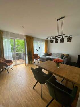 Wohnzimmer - Von Privat: Moderne 3-Zimmer-Wohnung (Bj. 2006) mit großem Balkon & Fußbodenheizung in ruhiger Lage