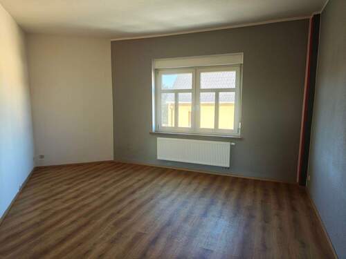 Wohnzimmer - 3 Zimmer Etagenwohnung zur Miete in Regis-Breitingen