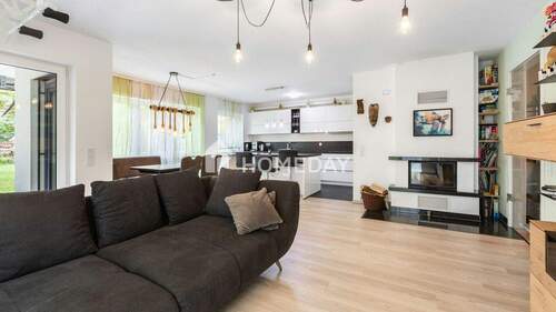 Wohnzimmer 1 - 4 Zimmer Etagenwohnung zum Kaufen in Frankfurt