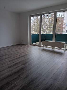 Wohnzimmer, Bild 1 - Renovierte 2 Zimmer Mietwohnung im 1. Obergeschoss