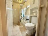 das Bad mit Dusche - 