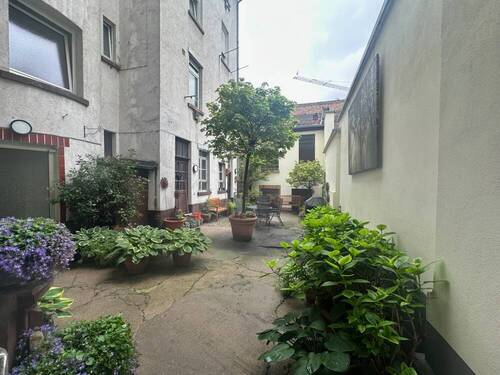 Innenhof - 2 Zimmer Mehrfamilienhaus, Wohnhaus zum Kaufen in Mannheim
