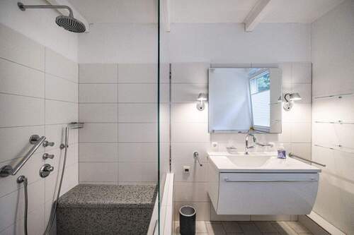 Badezimmer mit beheizbarer Duschbank - 