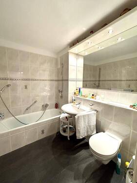 Innenliegendes Bad mit Wanne - 