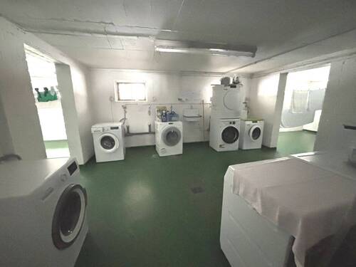 Waschraum im Keller mit eigenen Anschlüssen - 